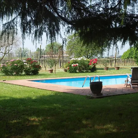 בית נופש Elegant In With Garden And Pool