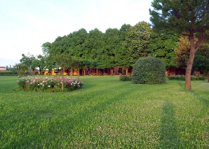 Elegant In With Garden And Pool 펜션 파엔차