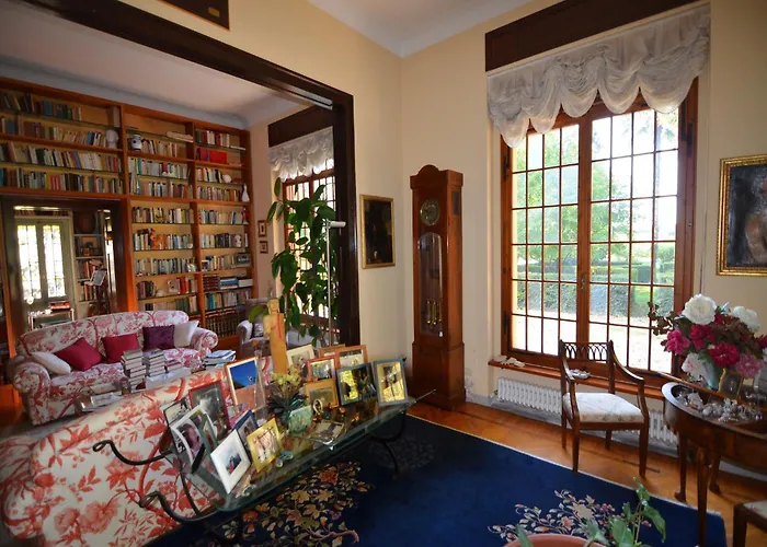 Elegant In With Garden And Pool 펜션